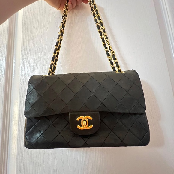 *SOLD* Vintage Chanel Small Double Flap in Black with Gold Hardware - Picture 2 of 15